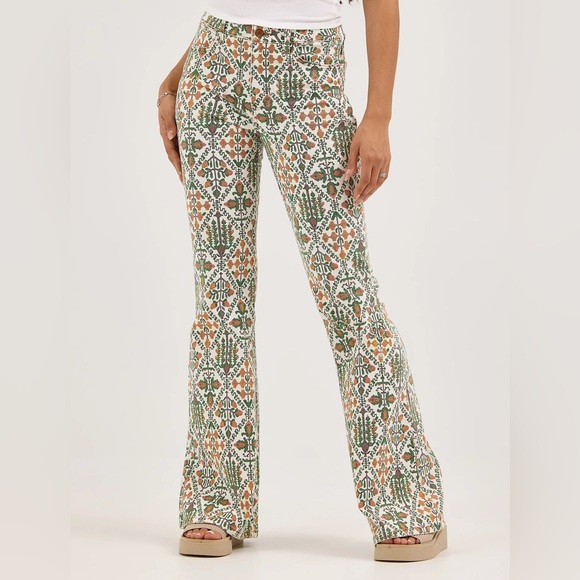 NWT Wrangler High Rise Fierce Flare Jeans Size 2 - Picture 1 of 7